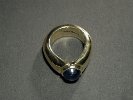 DSCN0802 750 GG Mantelring ( Vaginalform ), 11g Gold, mit einem sehr guten Saphircabouchon von 5 ct
