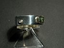 DSCN0817 Außergewöhnliche Ringform ( Wankelmotor ), Ringschiene innen 750 GG und alle Fassungen, Aussenplatten 925 Ag,  3 Brillianten, zus.  0,21 cts., ein grüner Saphir im Smaragdschliff, 1,20 ct.