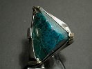 DSCN0844 Ring  925 Ag mit handgeschliffenem, pyramidenförmigen Chrysokoll aus Rohstein, in formangepasster Zargenfassung, mit  3  gestalteten 750 Gelbgoldkrabben
