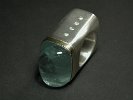 Ring, Aquamarin, AG, 750er „ Torhausring „ ,aussergewöhnlicher Mantelring 925 Ag mit großem blassen Aquamarincabouchon, 750 Goldgefasst, seitlich eingafasste 4 Brillianten, zus. ca. 0,27 cts
